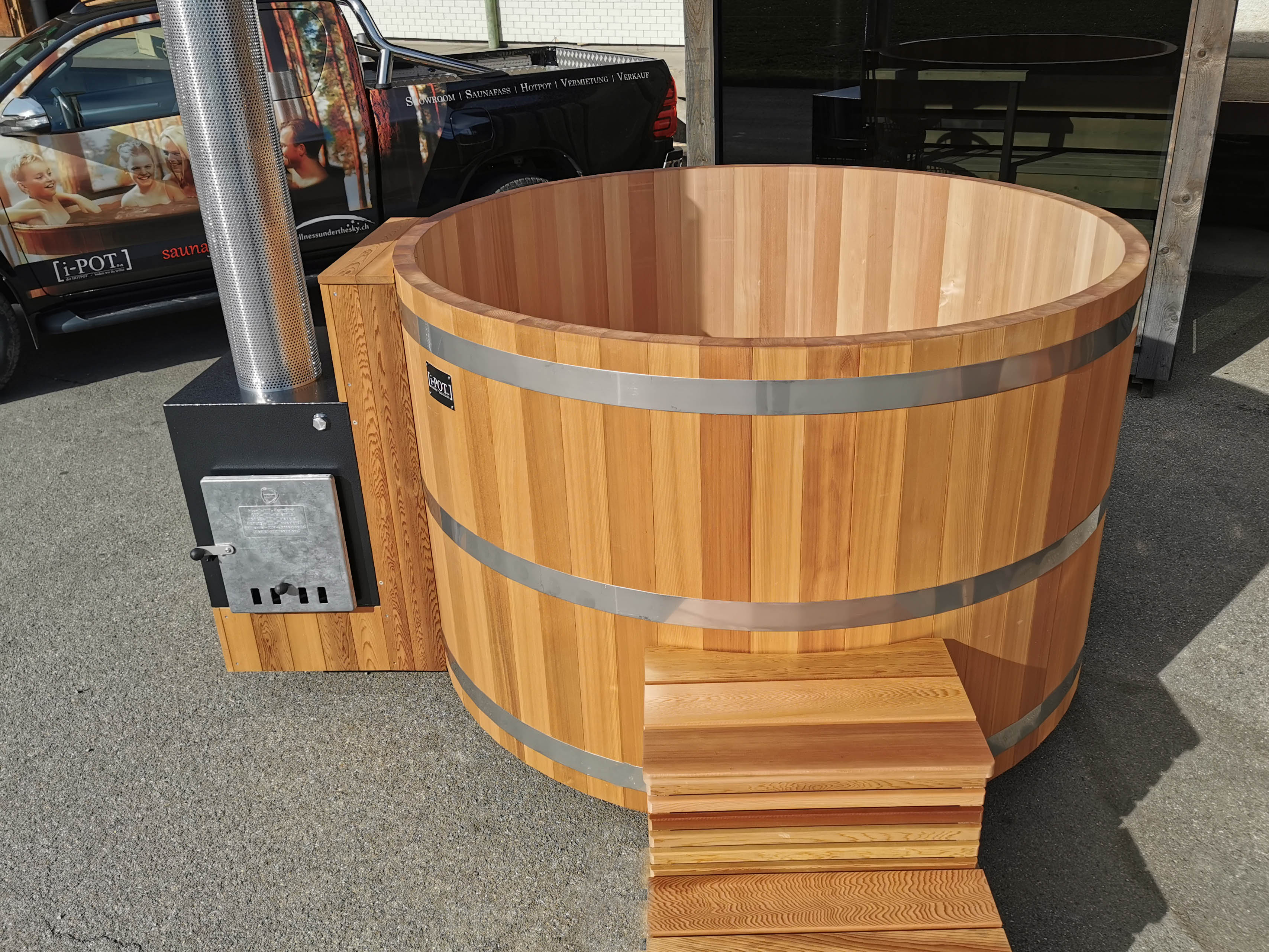 Hot Pot Red Cedar mit Holzofen